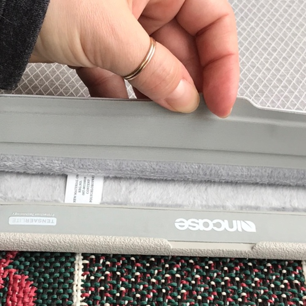 Incase iPad sleeve - Picture 3 of 8
